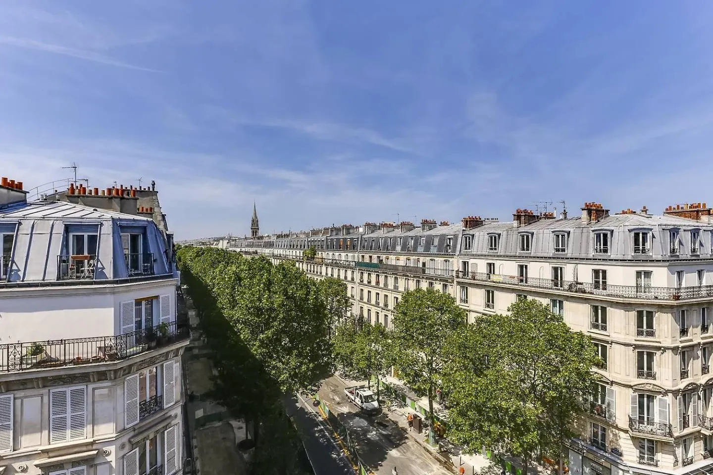 Guestready - French Flair Rooftop Hideaway Paris Apartment